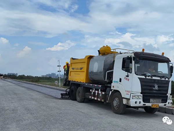 熱烈祝賀我司鶴港高速封層、透層試驗(yàn)段成功