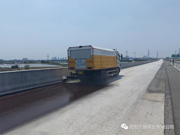 熱烈祝賀我司中江高速稀漿封層、透層試驗段成功